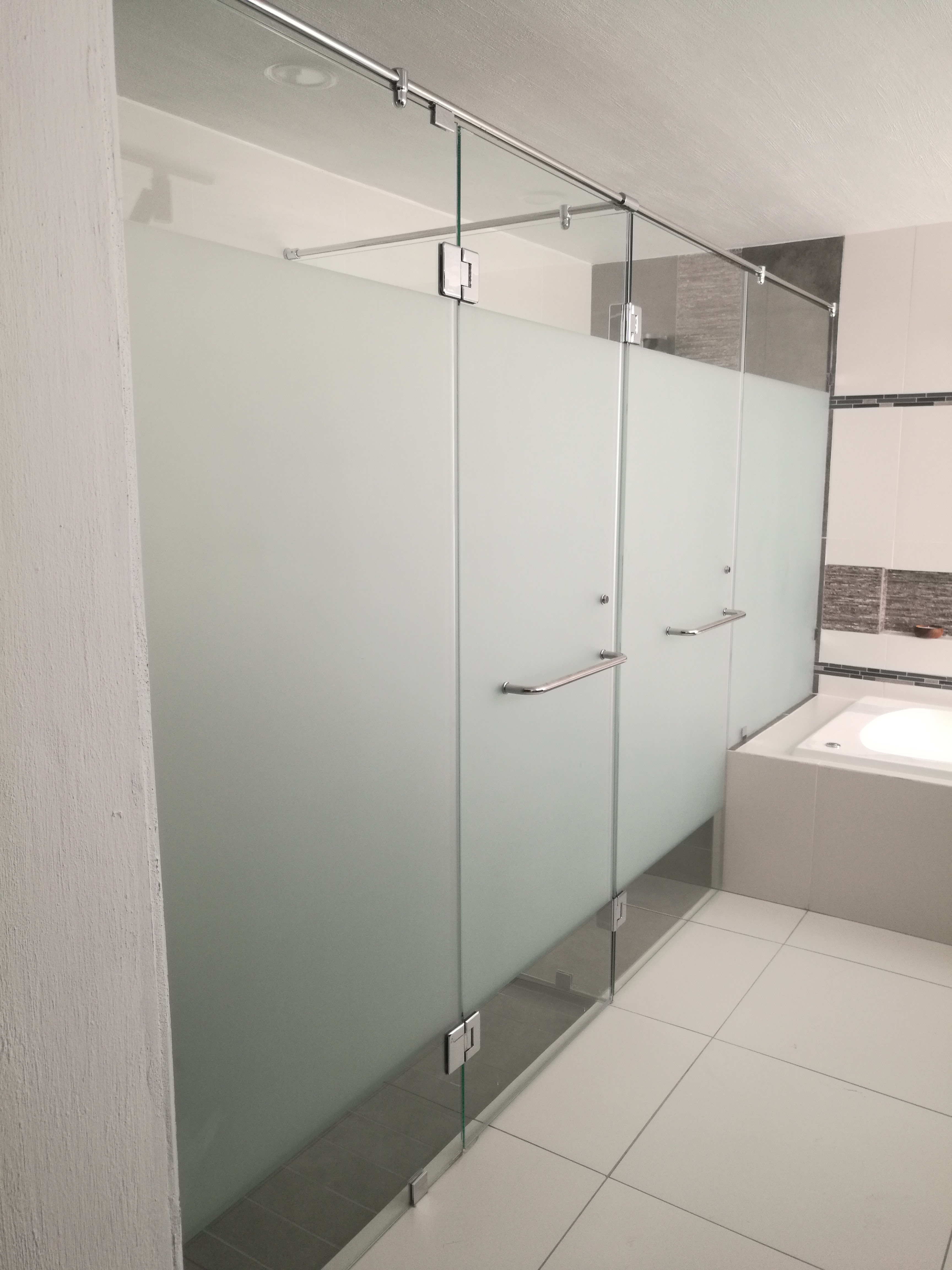 Cancel de baño con herrajes de acero inoxidable