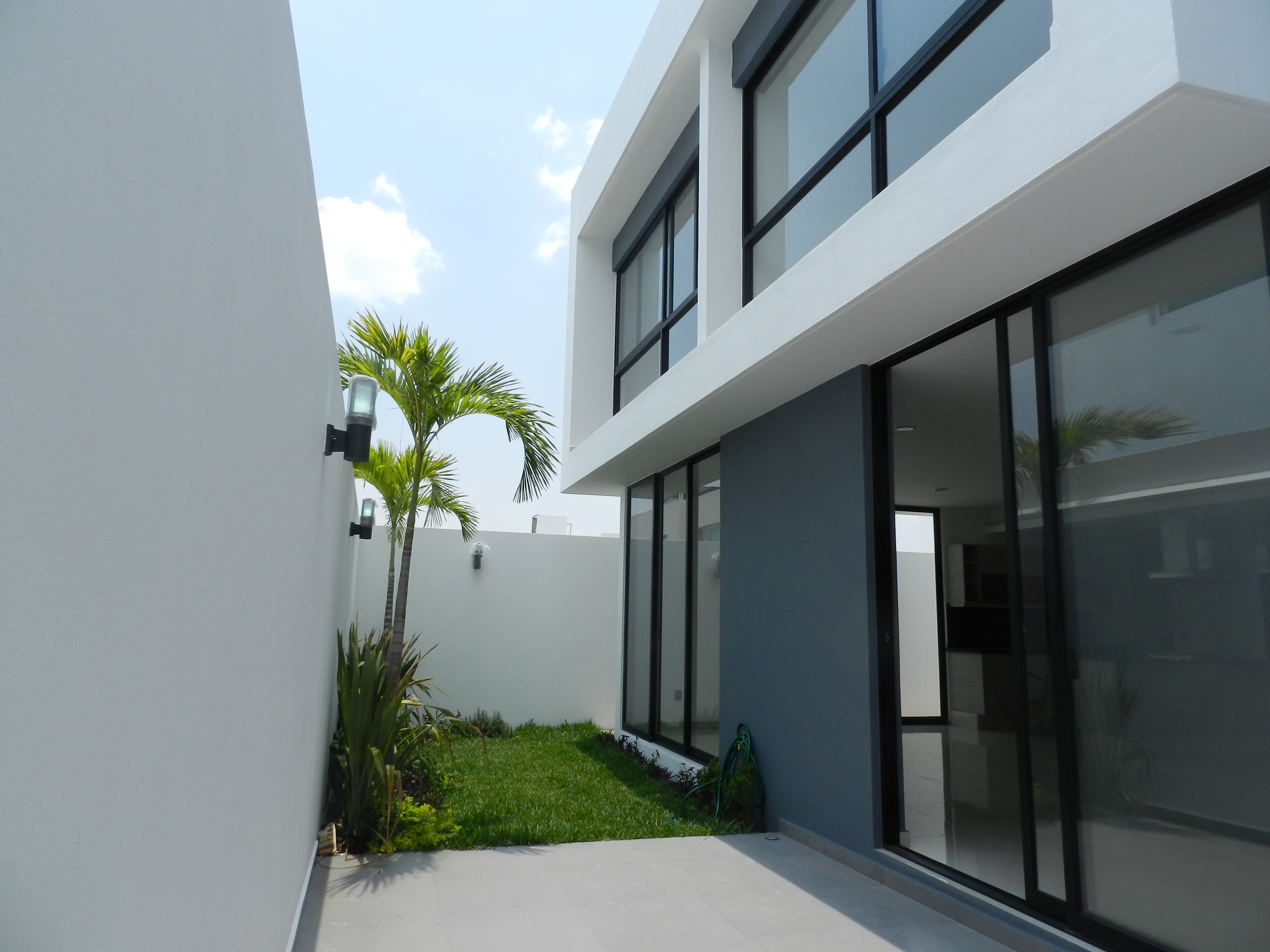 Fachada moderna con puertas de aluminio